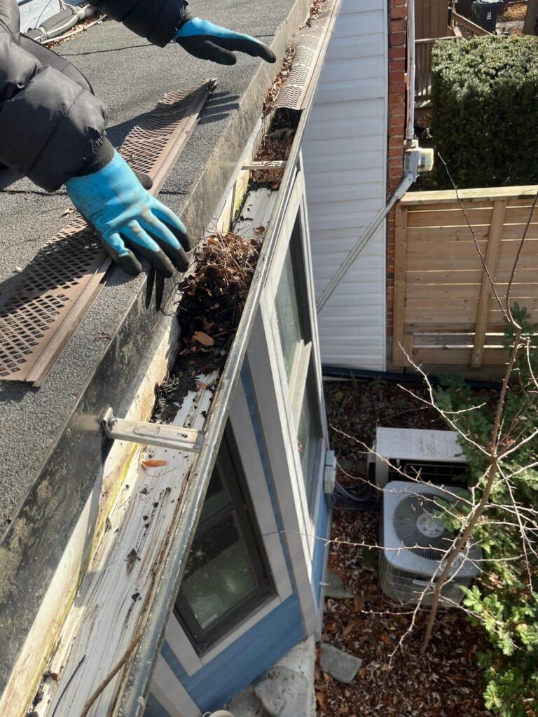 gutter-cleaning-in-toronto