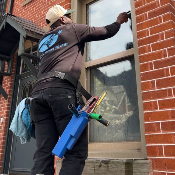 window-cleaner-etobicoke-silverlight-windows-and-eaves
