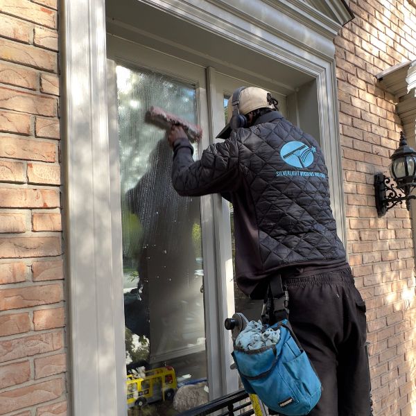 window-cleaning-burlington-silverlight-windows-and-eaves