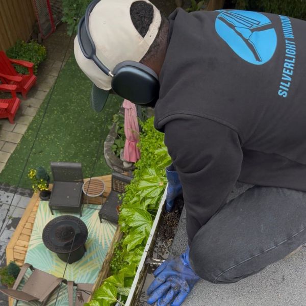 eavestrough-gutter-cleaning-oakville-silverlight
