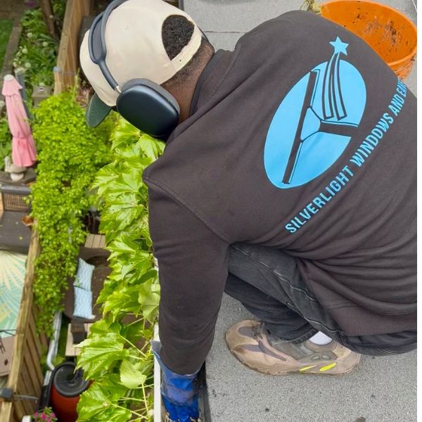 gutter-eavestrough-cleaner-oakville-silverlight